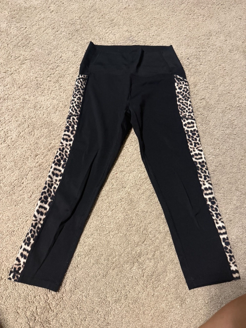 Zyia Active Leopard Pocket Brilliant High Rise Capris (20”) 6-8 Size medium!